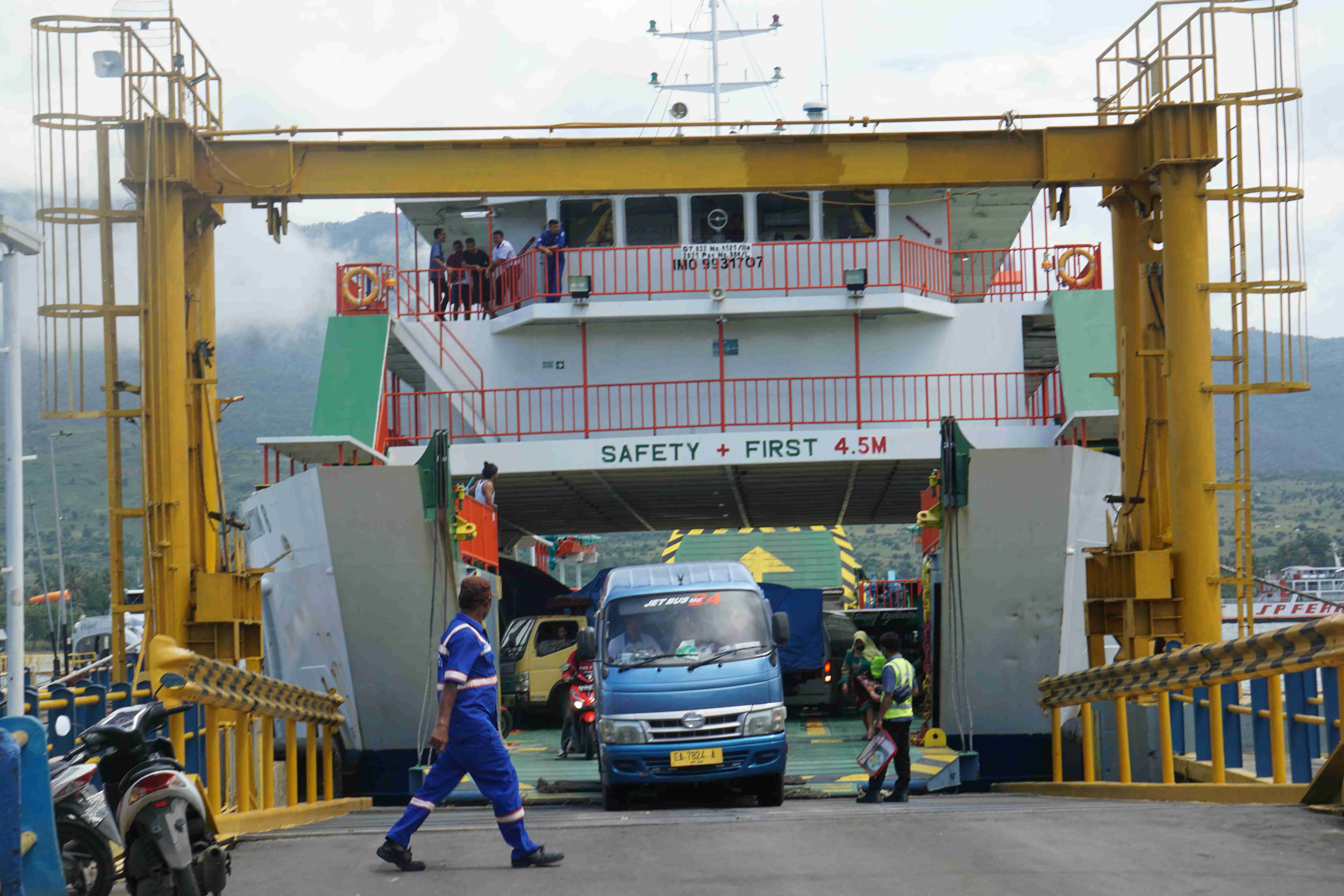 BERLABUH: Sebuah kapal bersandar di dermaga 2 pelabuhan Kayangan, Desa Labuhan Lombok, Kecamatan Pringgabaya, belum lama ini.