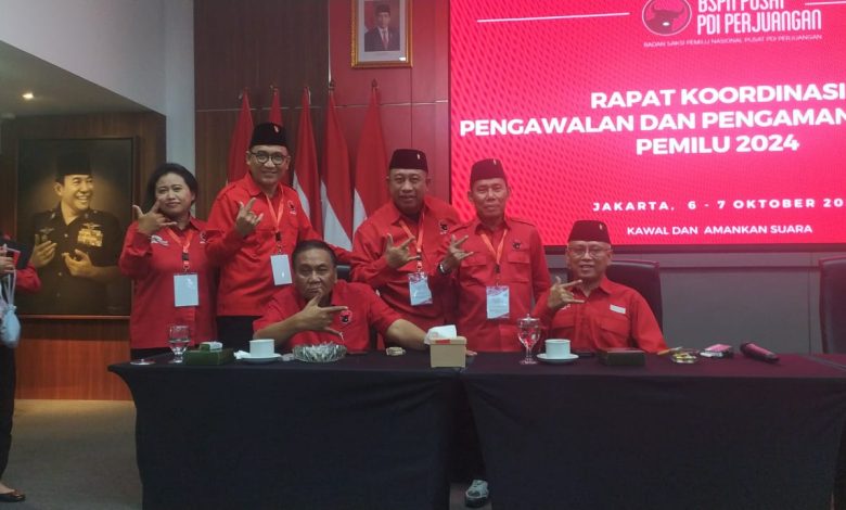 Sekretaris DPD PDIP NTB Lalu Budi Suryata bersama Ketua Bappilu yang juga Bupati Sumbawa Barat HW Musyafirin dan Kepala BSPN Nuna Abriadi foto bersama dengan petinggi DPP PDIP di sela-sela Rakornas di
