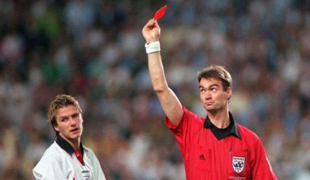 David Beckham menerima kartu merah di laga kontra Argentina pada babak 16 Besar Piala Dunia 1998. (REUTERS)