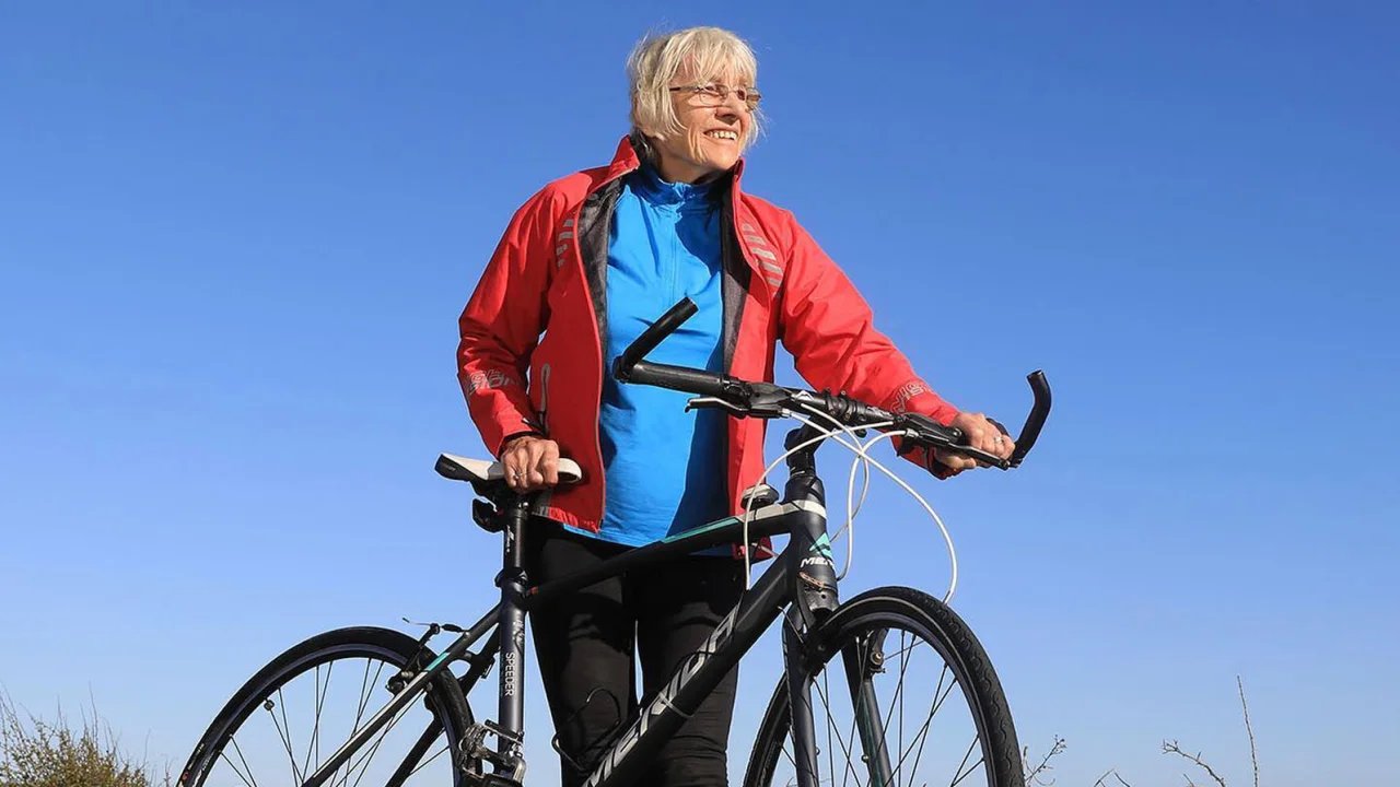 NENEK TANGGUH: Mavis Peterson, 85 tahun mampu menempuh rute 1.000 kilometer mengililingi Skotlandia.