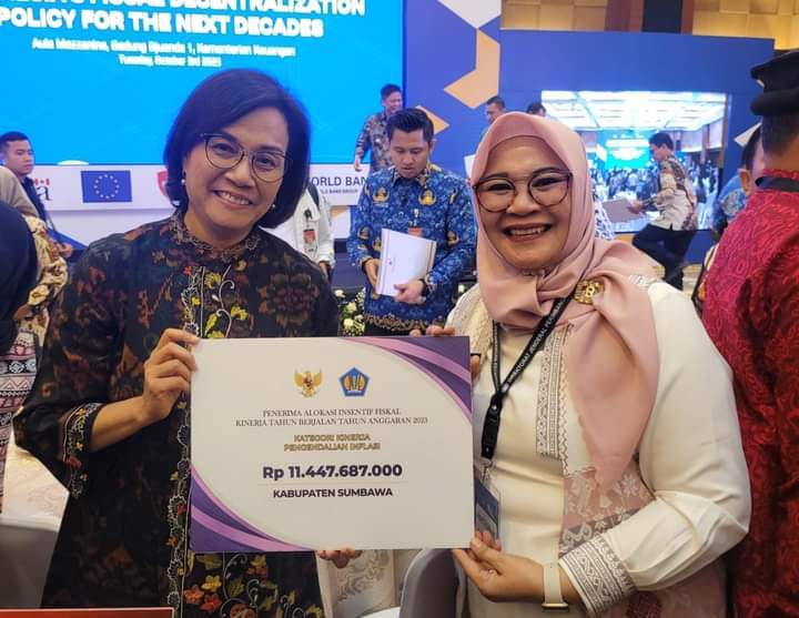 Menteri Keuangan Sri Mulyani Indrawati  insentif fiskal kinerja kepada Wakil Bupati Sumbawa Dewi Noviany di Jakarta, belum lama ini.