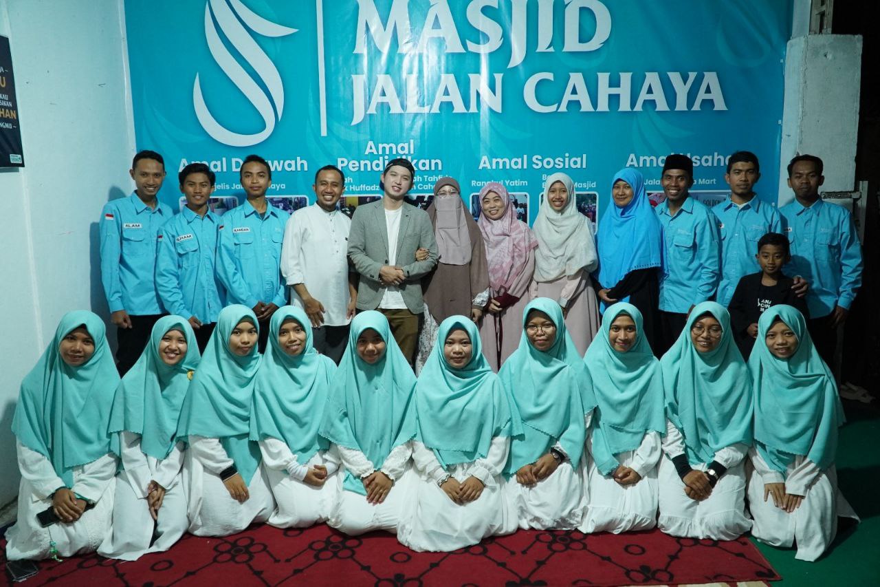 Koh Dennis dan istirnya, Pengasuh, serta Santri Masjid Jalan Cahaya, berfoto bersama.