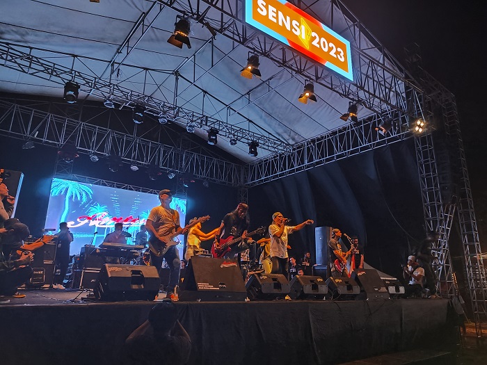 SMAN 5 Mataram (SMALA) sukses menggelar konser musik, Senin (9/10) malam dengan menghadirkan artis ibu kota Aldi Taher.