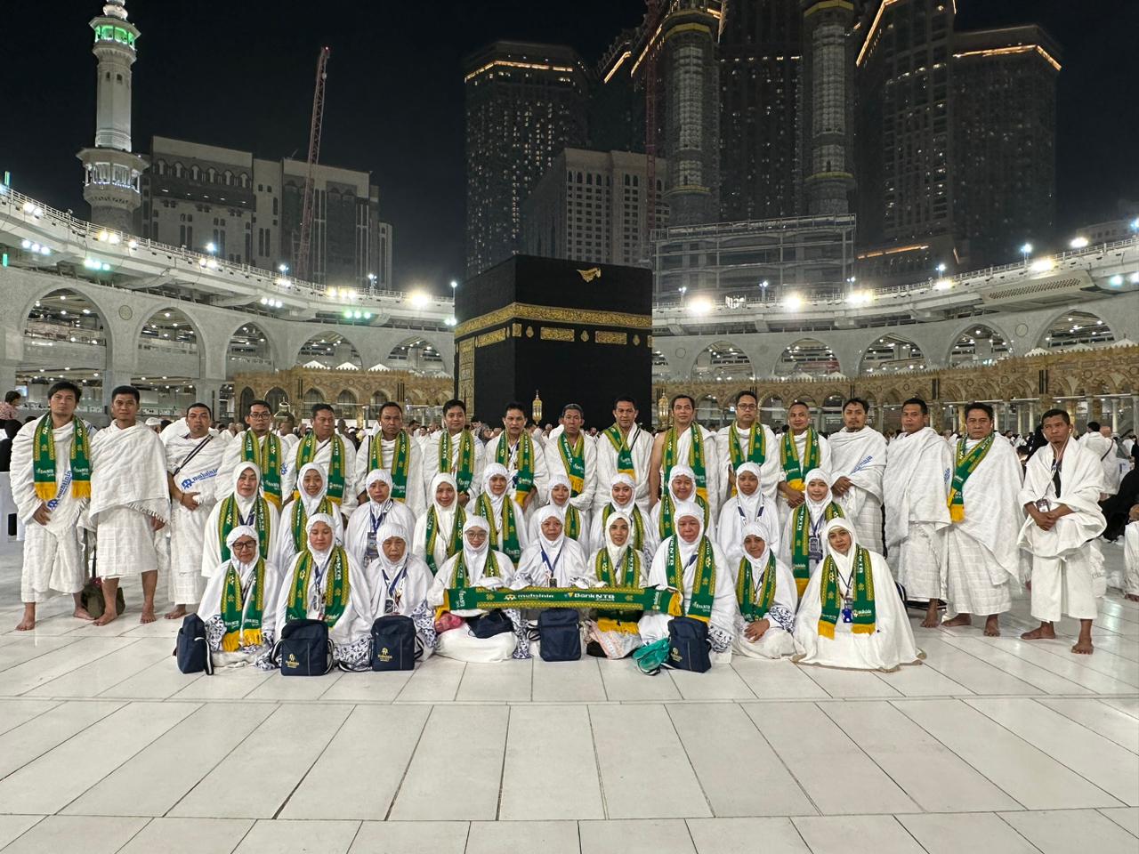 PELAYANAN MAKSIMAL: Jamaah umrah Muhsinin Tour and Travel berfoto di depan Kakbah usai menunaikan ibadah.