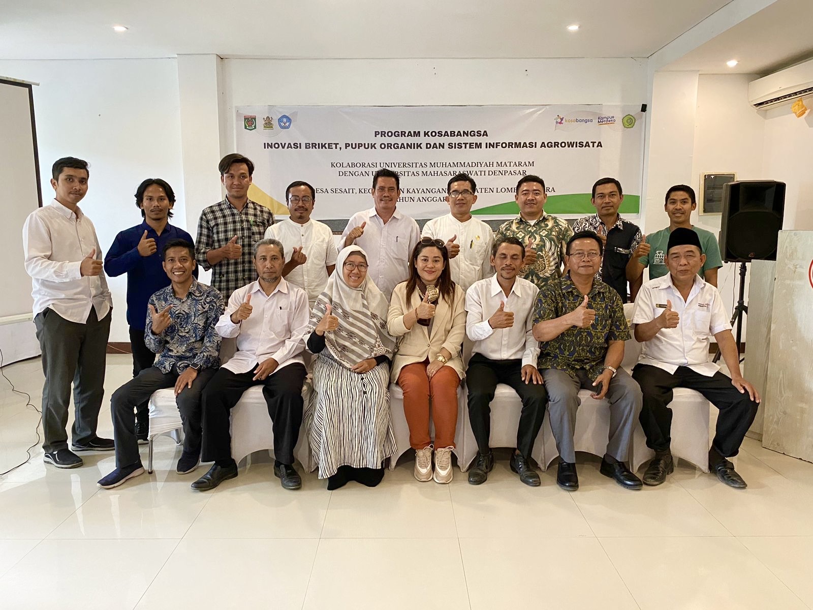 KERJA SAMA: Dosen Ummat, Universitas Mahasaraswati Denpasar, Pemkab Lombok Utara, Pemerintah Desa Sesait dan mitra sasaran, di Tanjung, Lombok Utara, Rabu (4/10).