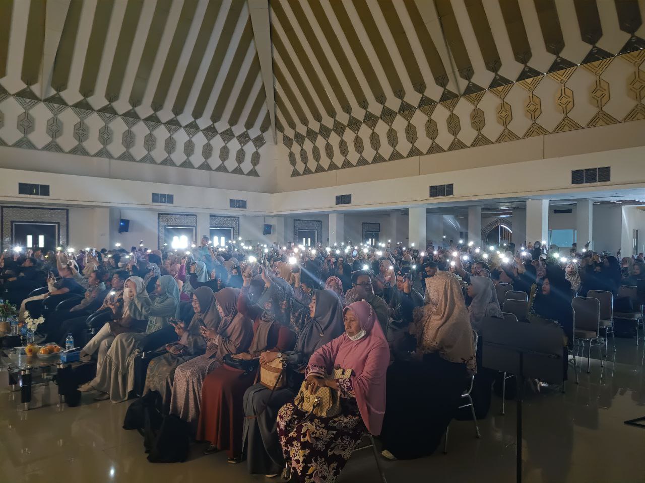 Peserta talkshow gerakan Masjid Jalan Cahaya kompak menyalakan lampu smartphonenya.