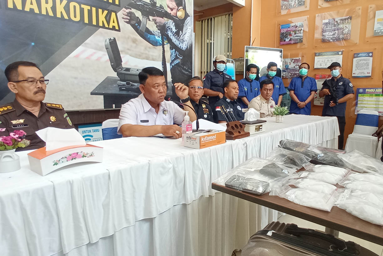 BNN NTB merilis hasil pengungkapan penyelundupan sabu asal Aceh seberat hampir 2 kilogram. Barang haram ini diselundupkan melalui jalur udara.