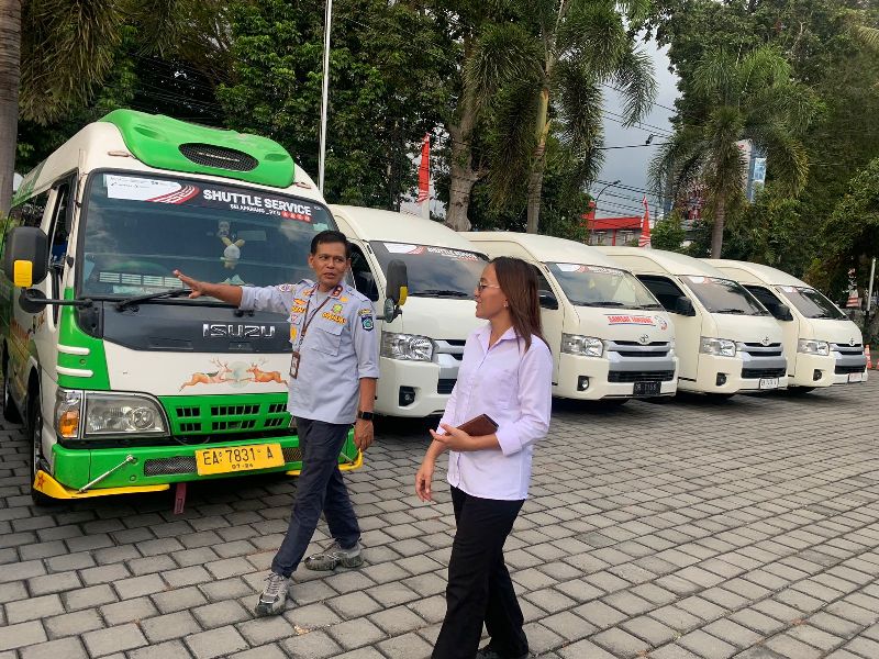 CEK KENDARAAN: Kepala Dishub NTB Lalu Mohammad Faozal saat mengecek shuttle bus untuk penonton MotoGP Mandalika 2023, Selasa (11/10).
