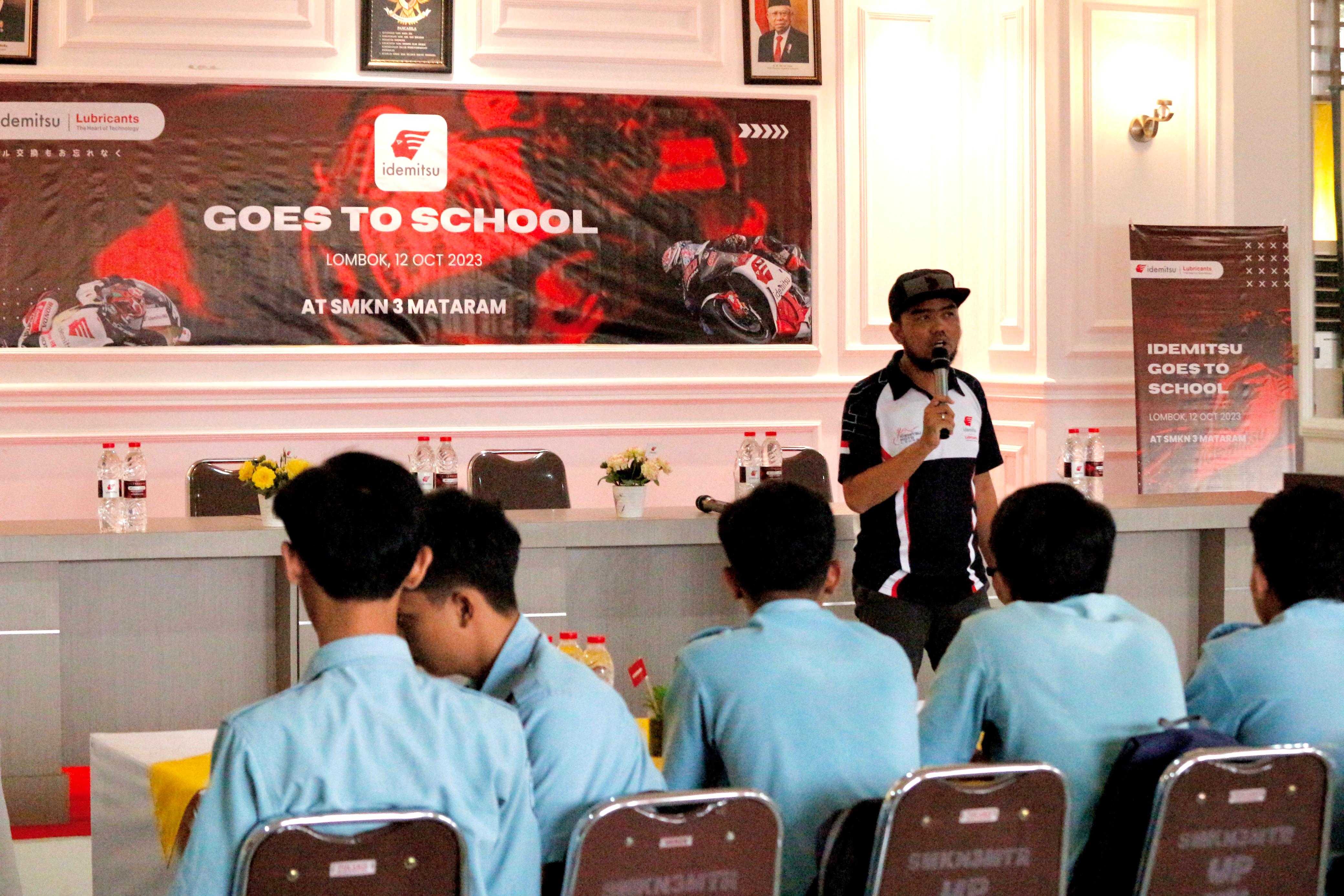 Seorang narasumber dari PT Idemitsu Lube Techno Indonesia, saat menjelaskan tentang gambaran dunia kerja dan teknologi terkini di SMKN 3 Mataram, Selasa (10/10/23).