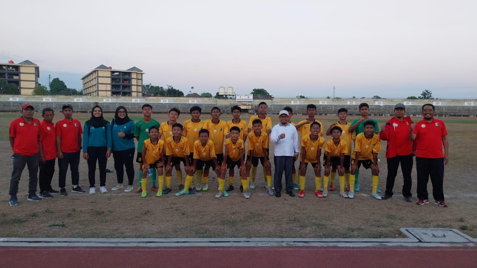BERFOTO BERSAMA: Siswa yang akan mengikuti kompetisi Sepak bola Gala Siswa Indonesia (GSI) di Bogor.