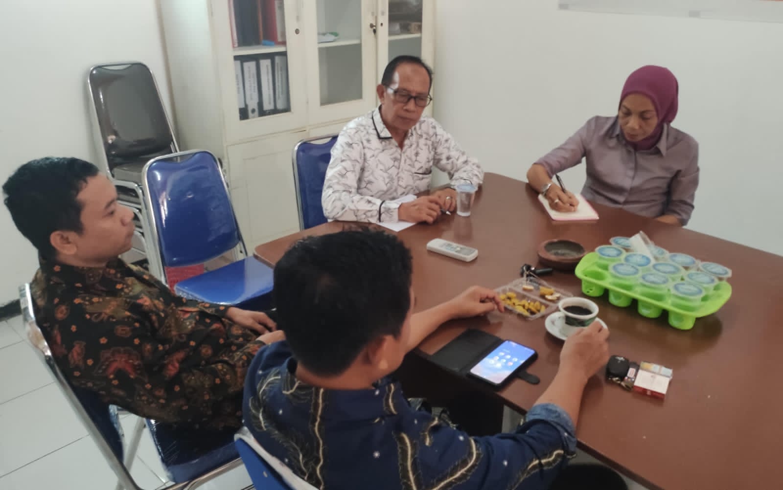 BERIKAN SIKAP: Komisioner Bawaslu rapat pleno kemarin. Dalam rapat itu disepakati untuk melakukan penelusuran mundurnya 28 Bacaleg PKN.