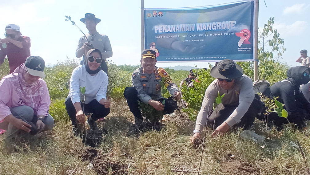Humas Polda NTB bersama humas Polresta Mataram dan Lombok Barat, serta Forum Humas Rumah Sakit se-NTB menanam ribuan mangrove di Pantai Cemara, Desa Lembar Selatan, Lombok Barat, Jumat (13/10).