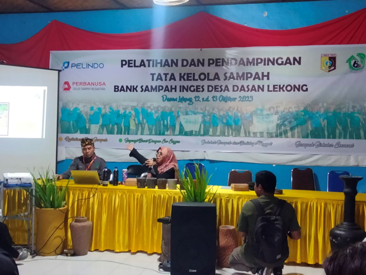 PELATIHAN: Sejumlah kader posyandu dan pemuda di Desa Dasan Lekong saat mengikuti pelatihan pengolahan sampah, di kantor desa.