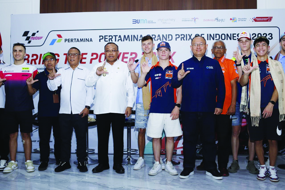 Pj Gubernur NTB HL Gita Ariadi bersama raider MotoGP saat konferensi pers di Mataram, Rabu (11/10).