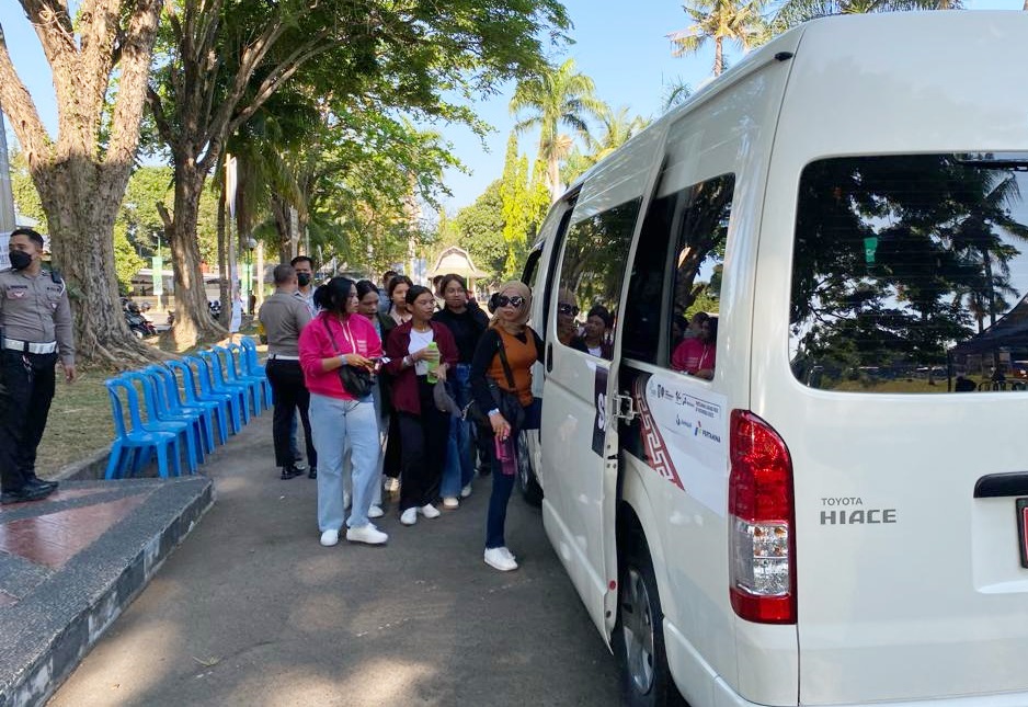 NONTON BALAPAN: Sejumlah penumpang shuttle bus bersiap berangkat menuju sirkuit MotoGP Mandalika, di eks Bandara Selaparang, Sabtu (14/10/23).