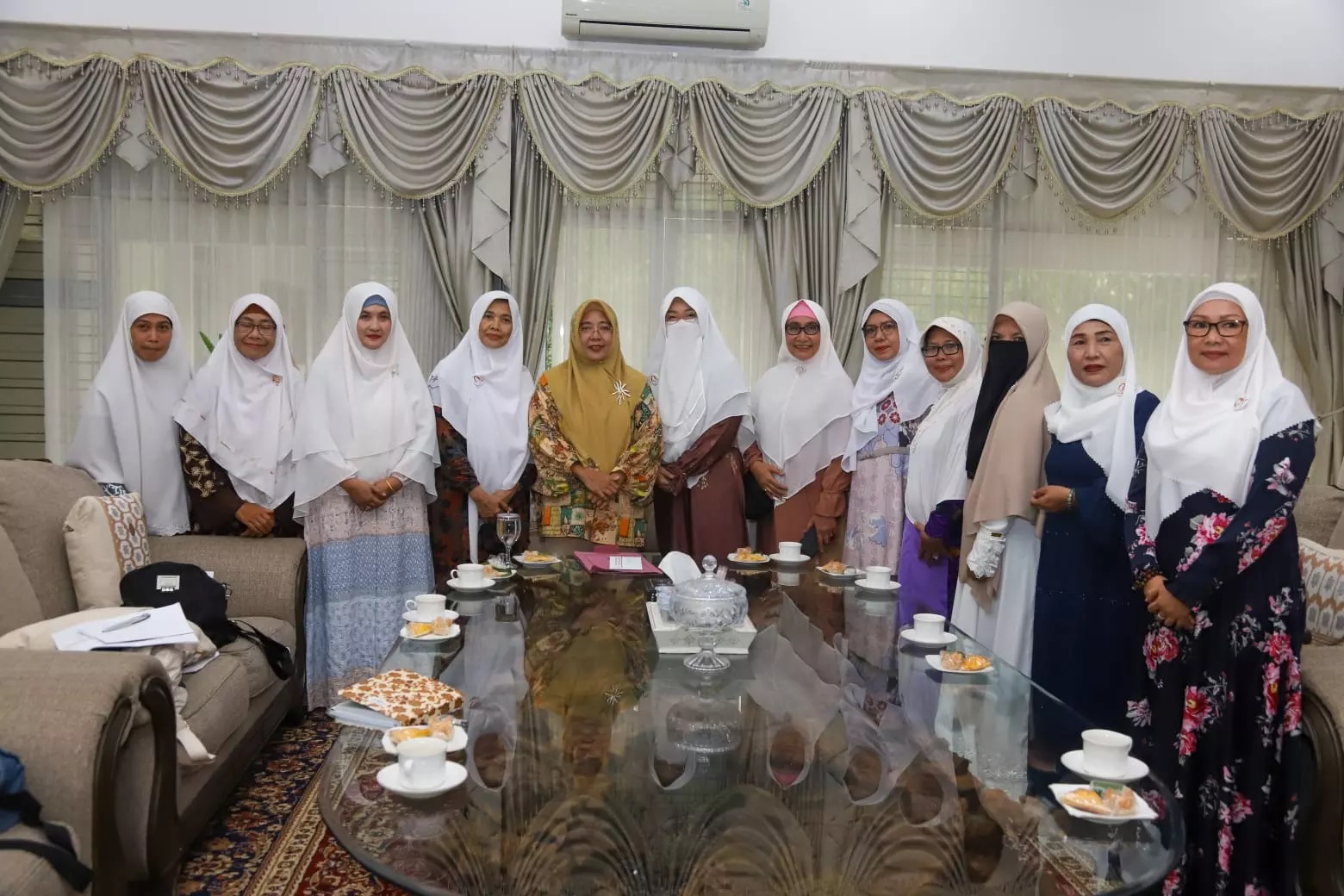 Pj Ketua TP PKK NTB Hj Lale Prayatni Gita Ariadi saat sudiensi dengan Paguyuban Muslimah NTB di Pendopo Gubernur NTB