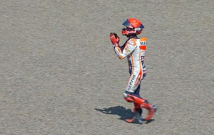 JATUH LAGI: Pembalap Repsol Honda Marc Marquez jatuh dalam balapan sprint race di Mandalika, Sabtu pukul 15.00 WITA.