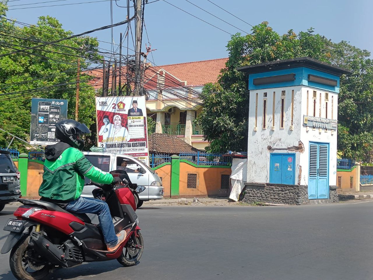 Banyak alat peraga sosialiasi rasa alat peraga kampanye dan dipasang sembarangan tempat.