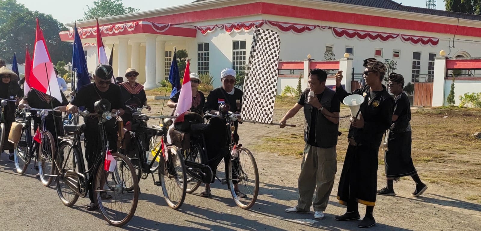 Bupati Loteng Lalu Pathul Bahri melepas rombongan sepeda ontel di pendopo bupati, Minggu (15/10).