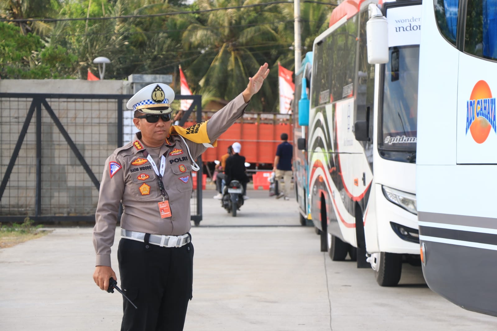 Dirlantas Polda NTB Kombespol Djoni Widodo turun langsung mengatur arus lalu lintas di Mandalika.
