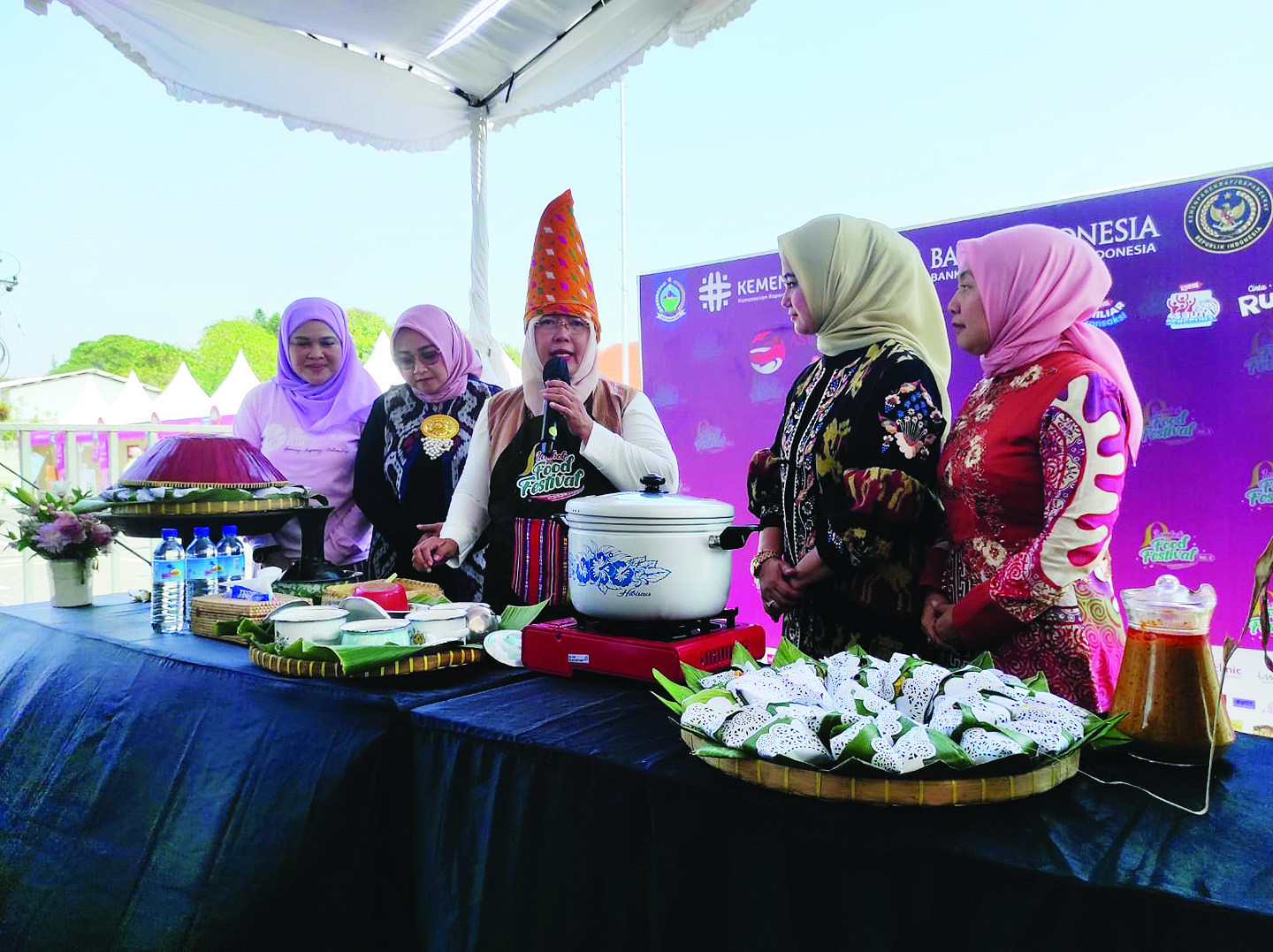 Istri Pj Gubernur NTB Hj Lale Prayatni Gita Ariyadi (tengah) melakukan demo masak nasi rasul dalam event LFF di halaman parkir timur LEM, kemarin (15/10)