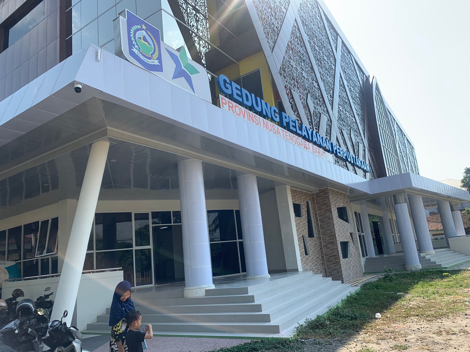 MASIH KURANG: Gedung megah Perpustakaan dan Arsip Daerah Provinsi NTB masih belum diimbangi dengan sejumlah fasilitas untuk pengunjung.