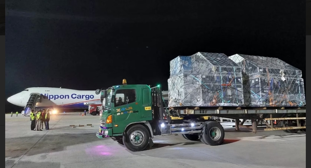 Suasana bongkar muat logistik MotoGP Mandalika 2023 di terminal kargo Bandara Internasional Zainuddin Abdul Madjid, semalam. Nippon Cargo Airlines terbang langsung dari Bandara Narita.