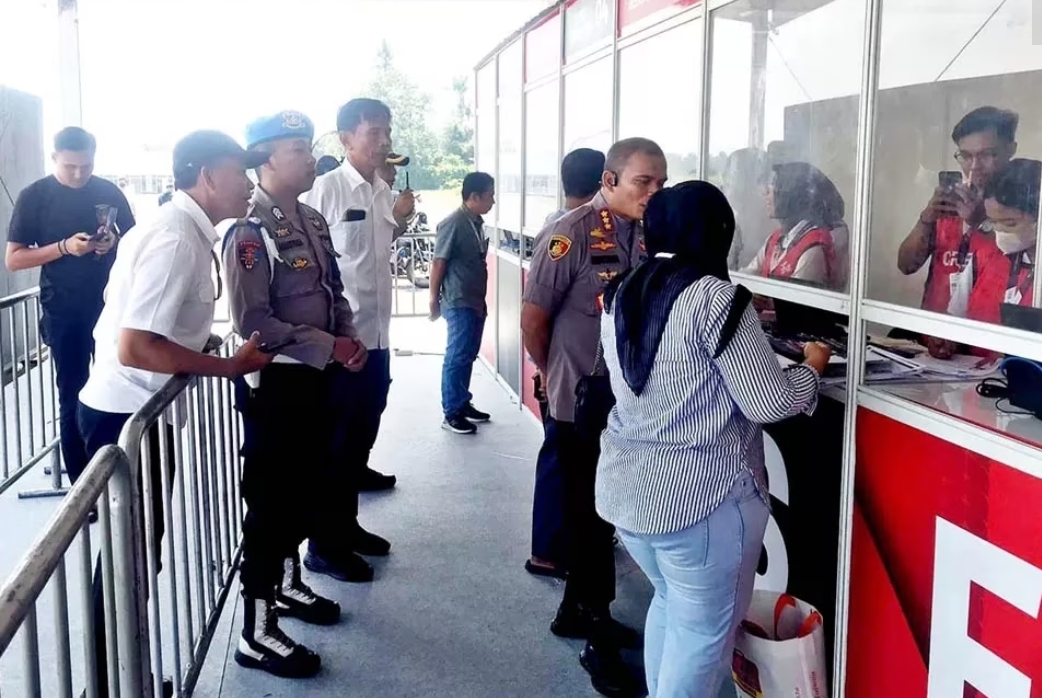 Kapolresta Mataram Kombespol Mustofa saat meninjau tempat penukaran tiket MotoGP di eks Bandara Selaparang. (Istimewa)