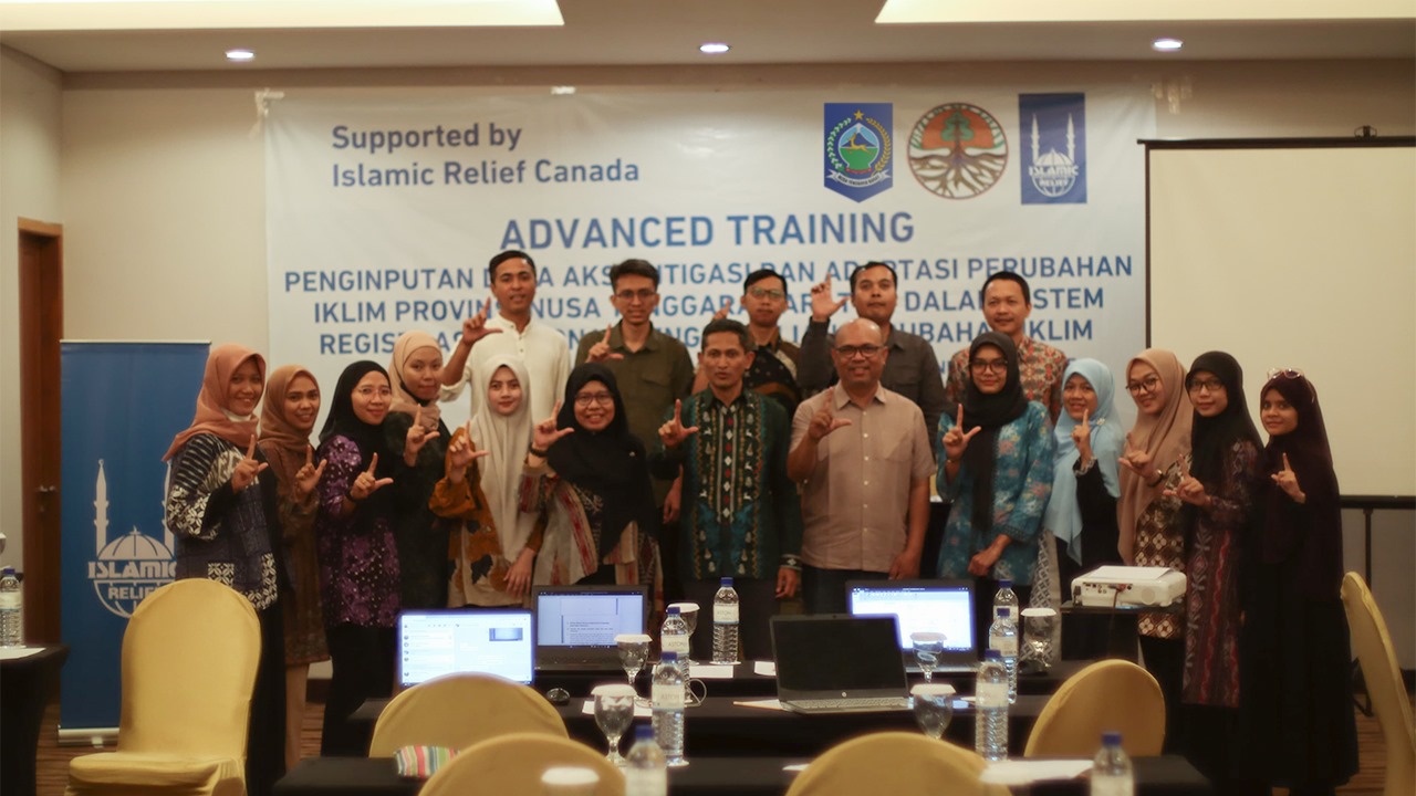 Para peserta bimtek operator aplikasi SRN PPI untuk penguatan aksi mitigasi dan adaptasi perubahan iklim yang digelar Dinas LHK NTB dan Islamic Relief foto bersama usai kegiatan.