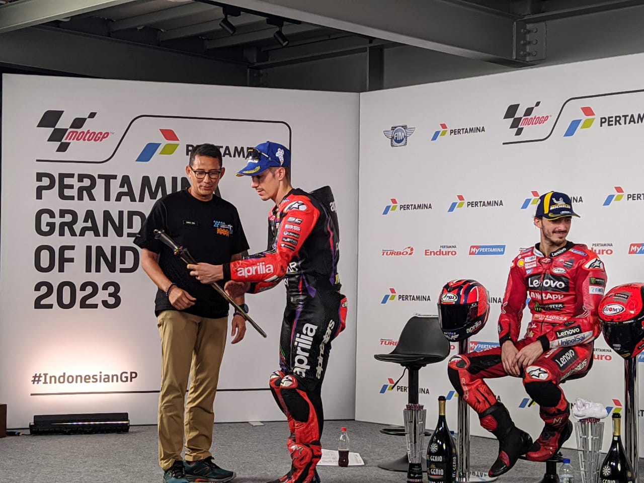 BUATAN PERAJIN LOMBOK: Menparekraf RI Sandiaga Salahuddin Uno saat menyerahkan cinderamata berupa keris buatan perajin Lombok kepada Maverick Vinales pembalap juara dua di ajang MotoGP Mandalika 2023