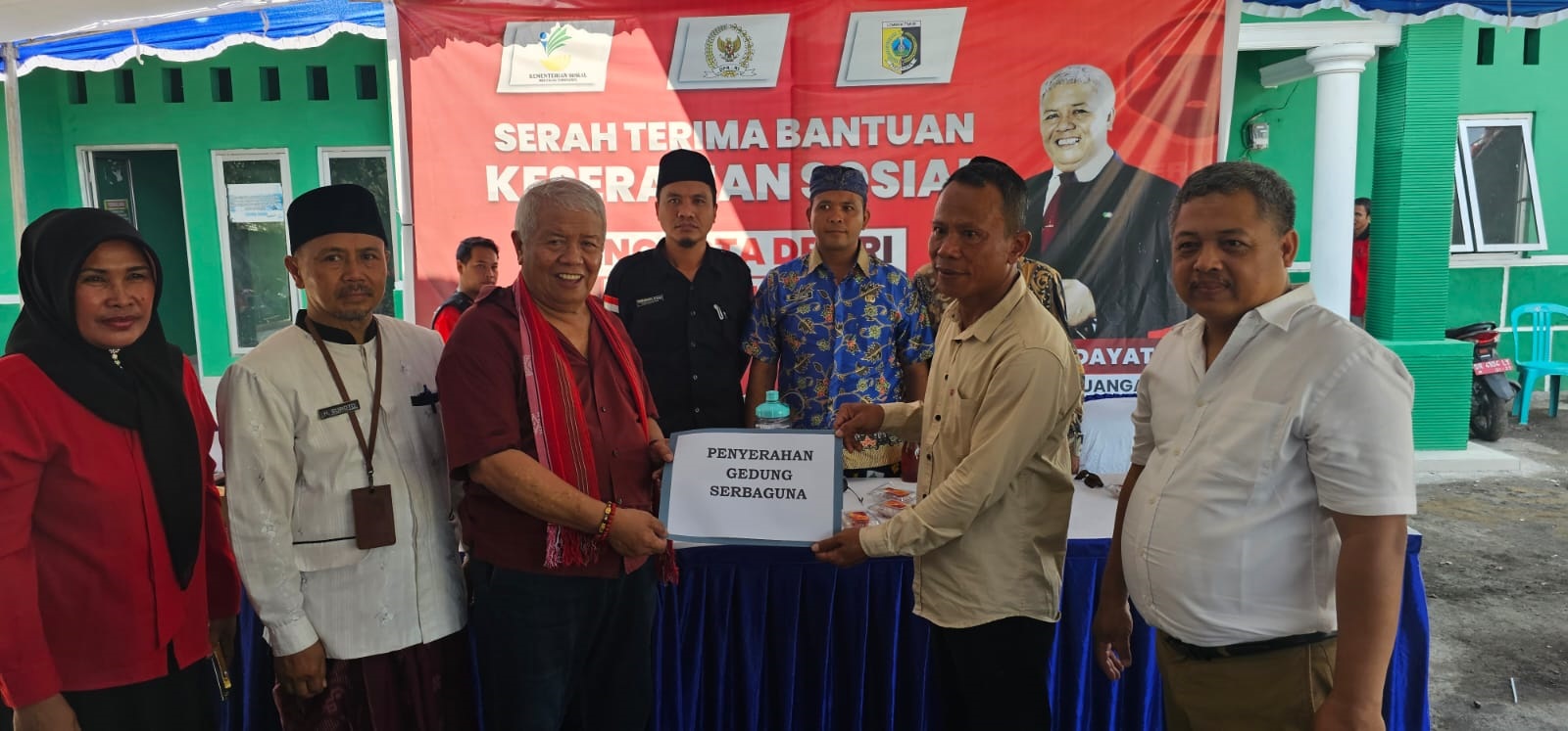 SERAHKAN: Anggota DPR RI Komisi VIII dari PDIP Rachmat Hidayat saat menyerahkan bantuan dan meresmikan Gedung Serba Guna Desa Pringgabaya Utara, Kamis (12/10).