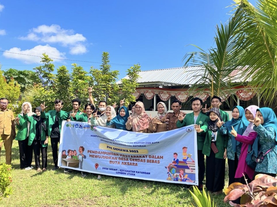 CERDASKAN GENERASI BANGSA: Tim PPK Ormawa HMPWK Fakultas Teknik Ummat berfoto bersama usai sosialisasi program desa cerdas buta aksara di Desa Sesait, Lombok Utara, Juli lalu.