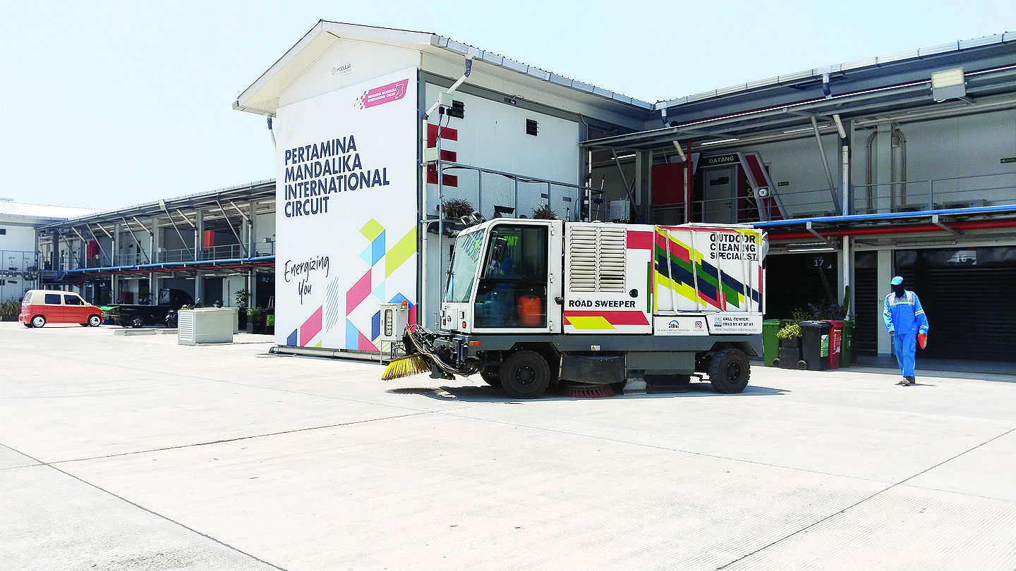 BUATAN LOKAL: Petugas sedang mengoperasikan mobil road sweaper untuk membersihkan sisa-sisa baut, debu, dan lainnya di area paddock garage Sirkuit Internasional Pertamina Mandalika, pekan lalu.