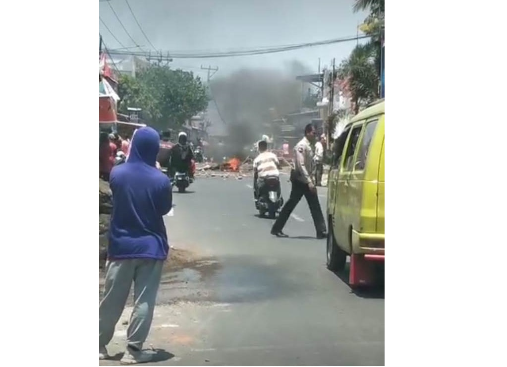 BLOKADE JALAN: Warga Desa Bakajaya, Kecamatan Woja, Kabupaten Dompu memblokade jalan. (FACEBOOK MEBEL UKIR DOMPU II)