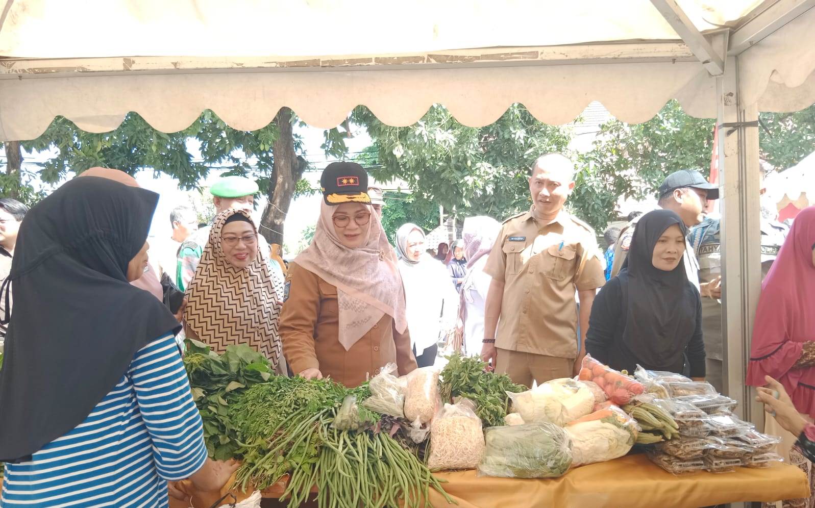 PASAR MURAH: Wabup Sumbawa Dewi Noviany mengunjungi salah satu stand yang menjual sayur dalam bazar Hari Pangan Murah Sedunia 2023. (ABET/LOMBOK POST)