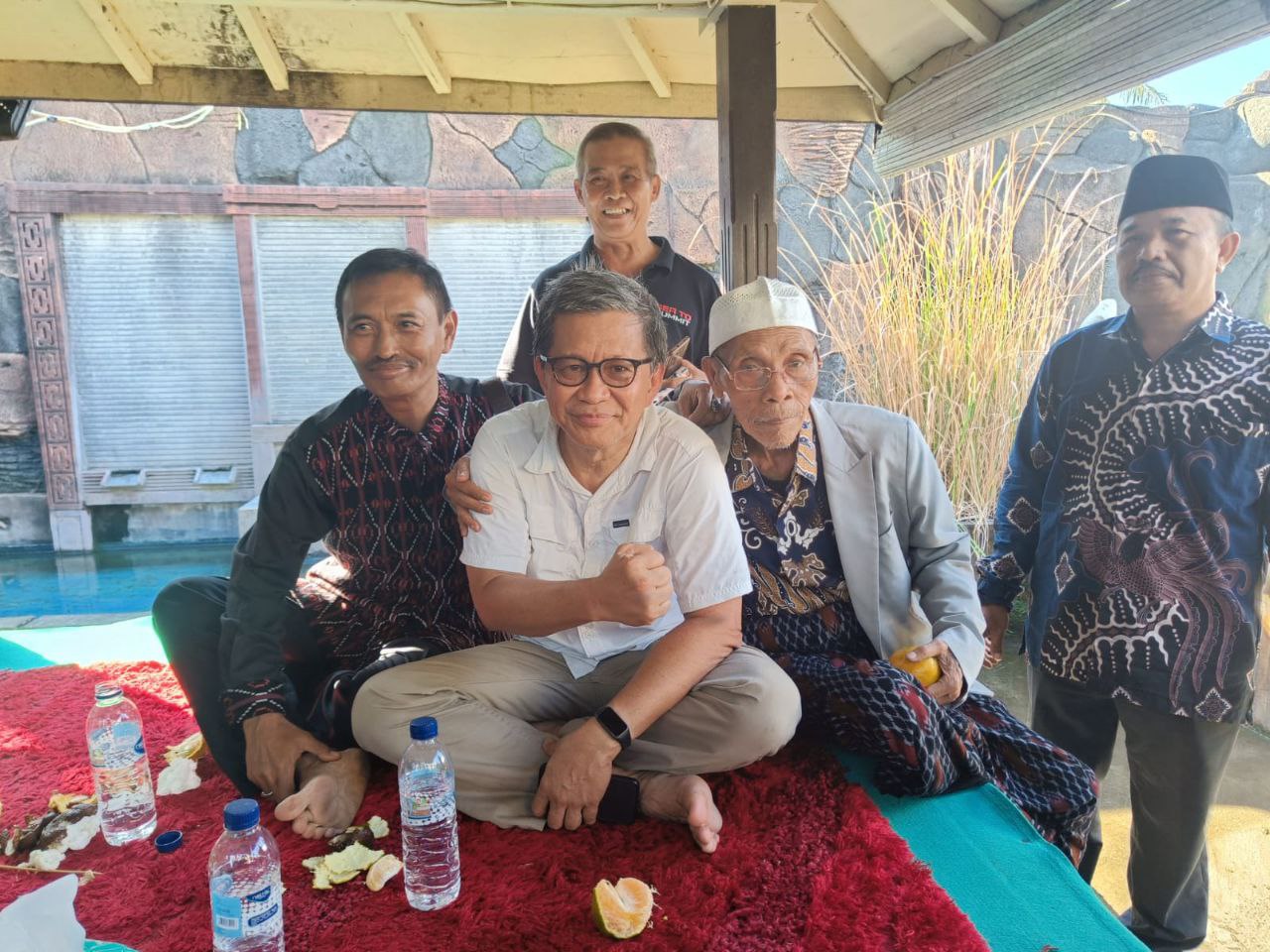 Rocky Gerung bersama sejumlah masyarakat di Lombok Timur beberapa waktu lalu.