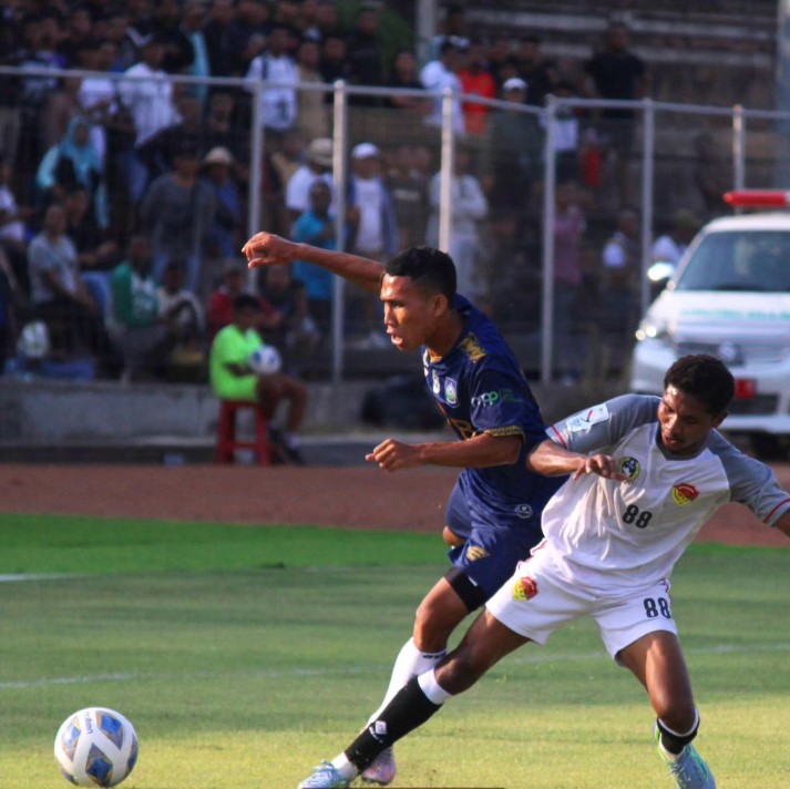 BEREBUT BOLA: Pemain NTB Aldyanus Lalong (biru) bersaing memperebutkan bola dengan pemain NTT pada babak penyisihan grup, kemarin (17/10).