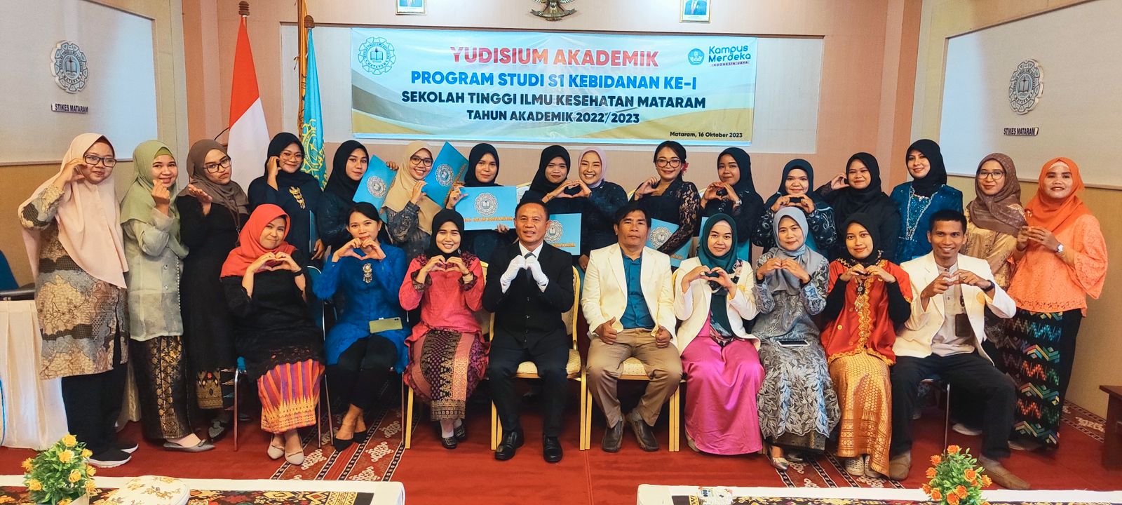 BERFOTO BERSAMA: Mahasiswa yudisium program studi S1 Kebidanan ke-I tahun 2022-2023 Stikes Mataram berfoto bersama dengan civitas akademika, belum lama ini.