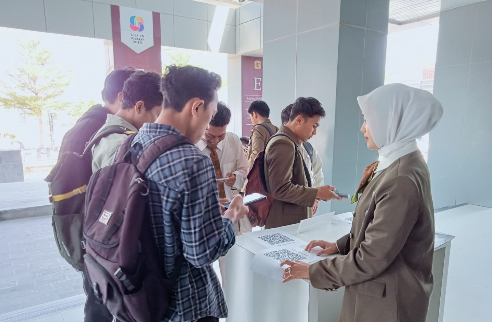 DAFTAR: Pencari kerja menyerbu ribuan lowongan kerja pada kegiatan Career Expo yang digelar Poltekpar Lombok, Praya, Loteng, Rabu (18/10).