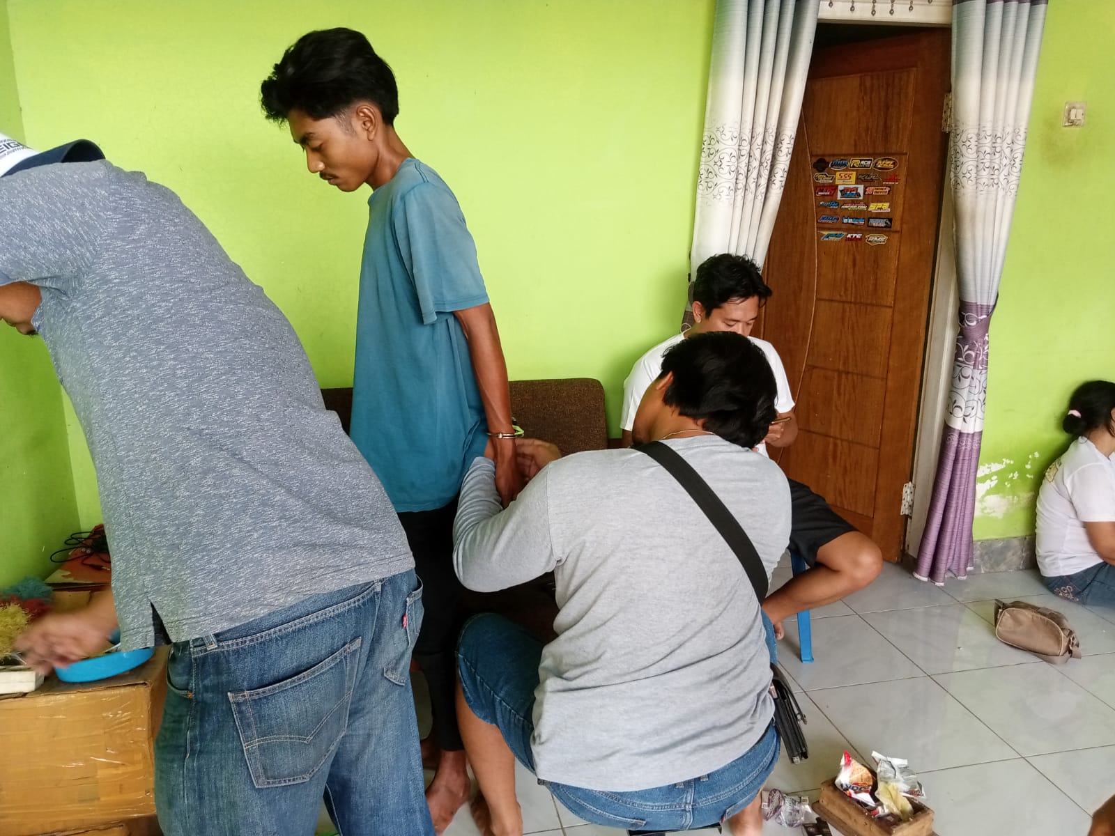 DITANGKAP: Terduga pelaku kasus narkoba saat ditangkap di rumahnya di Desa Paok Pampang, Lotim.