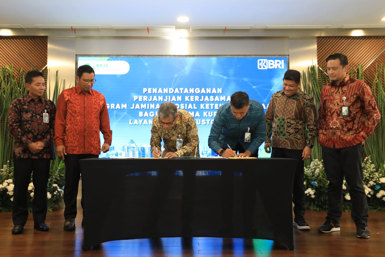 BRI dan BPJS Ketenagakerjaan melakukan penandatanganan kerja sama tentang Pengelolaan Program Jaminan Sosial Ketenagakerjaan bagi Penerima KUR dan kerja sama Layanan Jasa Kustodian.