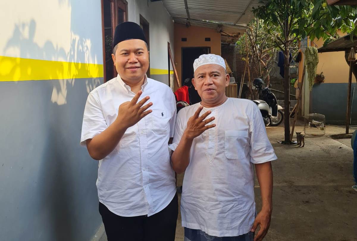 Politisi PKS yang juga Caleg DPR RI dapil NTB II Pulau Lombok H Karman (kiri) foto bersama Ustad Drs. Abdul Qadir Jaelani, guru senior di Ponpes Nurul Hakim Kediri, Lombok Barat.