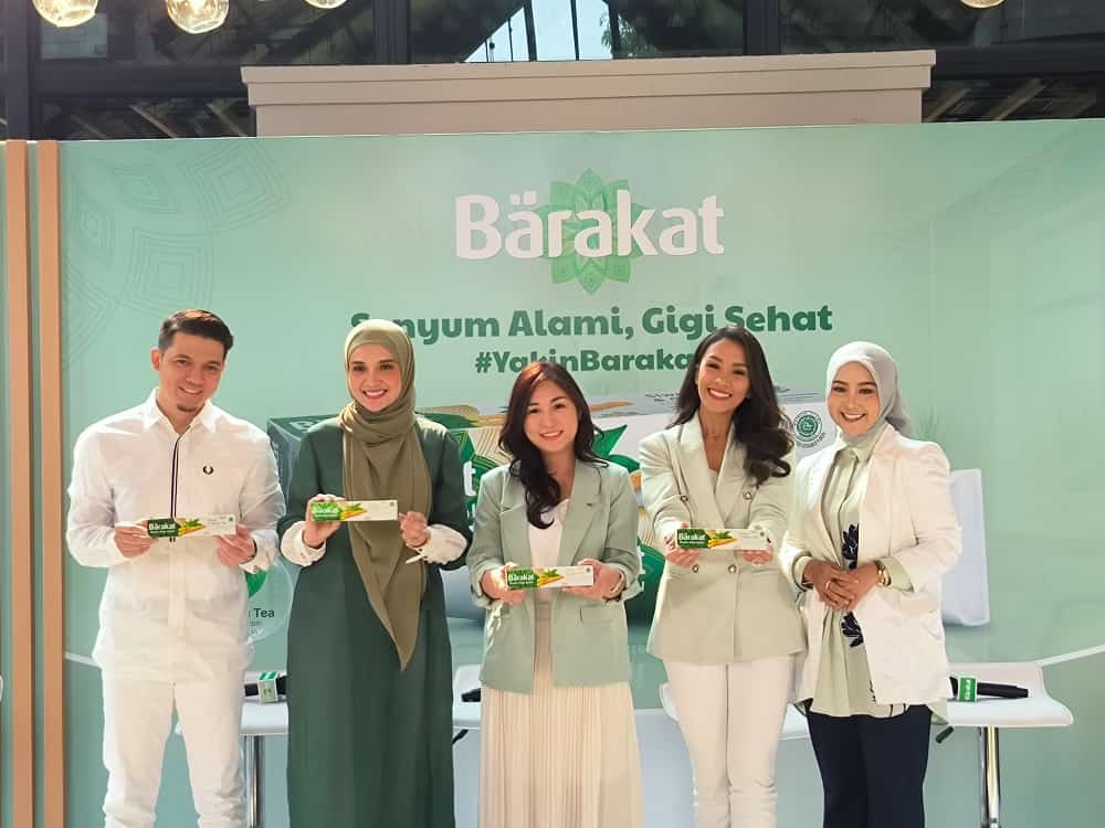 Pasangan selebritis Irwansyah dan Zaskia Sungkar mempercayakan kesehatan mulut dan giginya pada pasta gigi Barakat