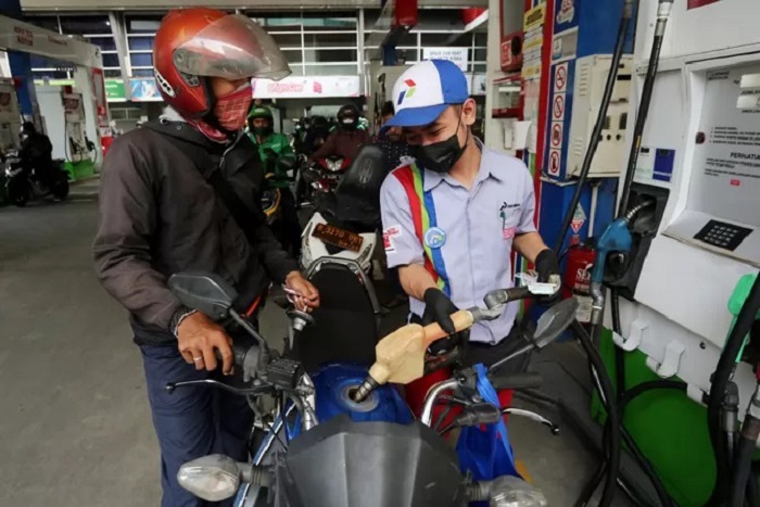 ISI BBM: Petugas melakukan pengisian bahan bakar jenis Pertalite di salah satu SPBU. (SALMAN TOYIBI/JAWA POS)