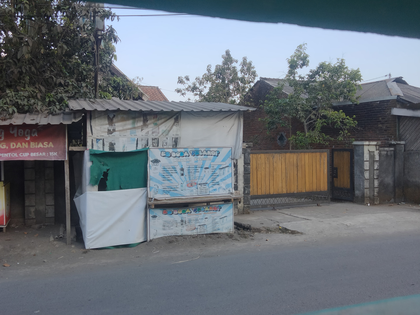 Kondisi rumah terduga teroris di Jenggik, Kecamatan Terara, Lotim, Kamis (19/10).