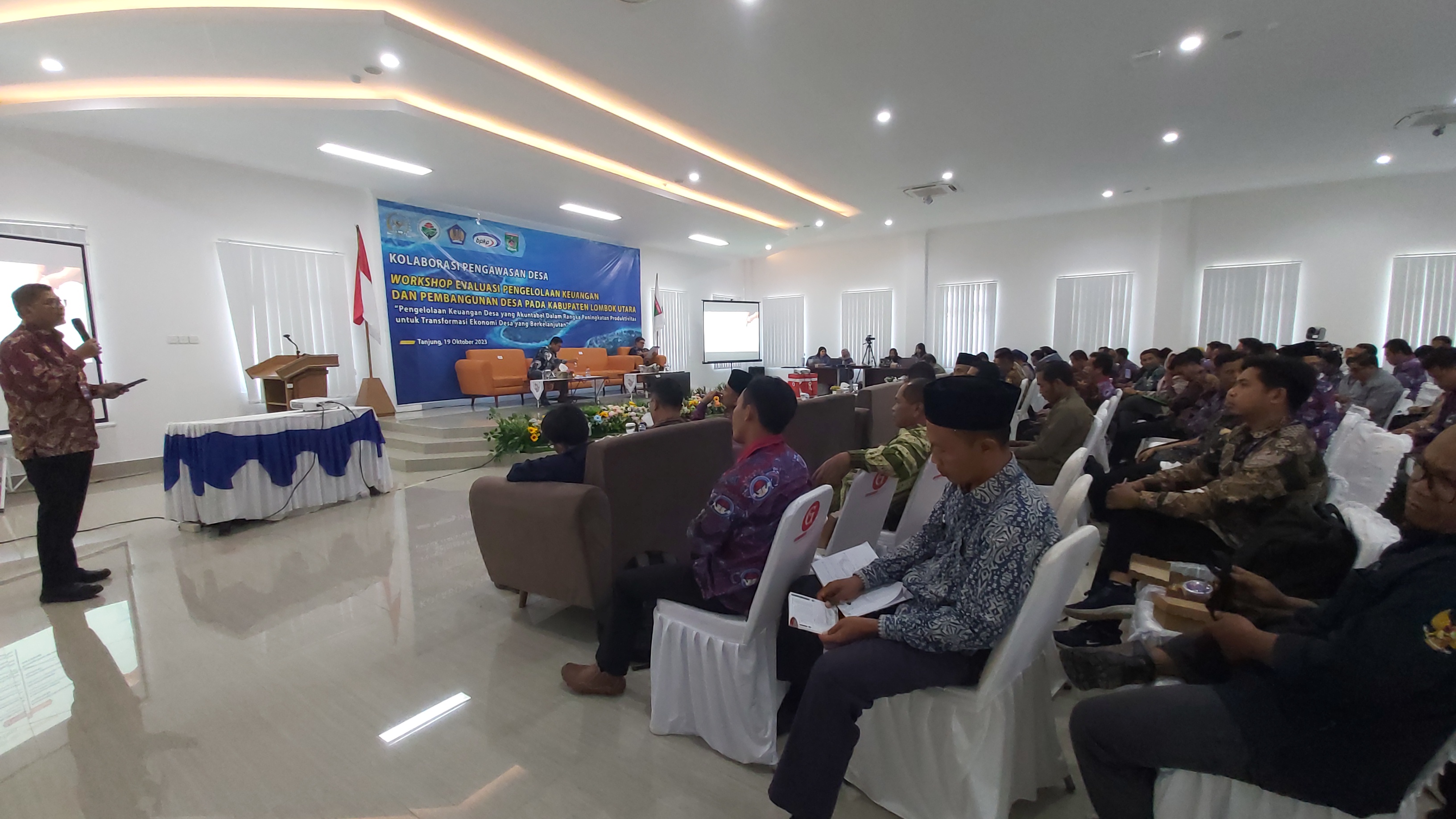 TENTANG DANA DESA: Kepala Perwakilan BPKP NTB Sidi Purnomo (kiri) saat menerangkan tata pengelolaan dan sinergi dana desa ke kades se-KLU di Kantor Bupati Lombok Utara. (NURUL/LOMBOK POST)