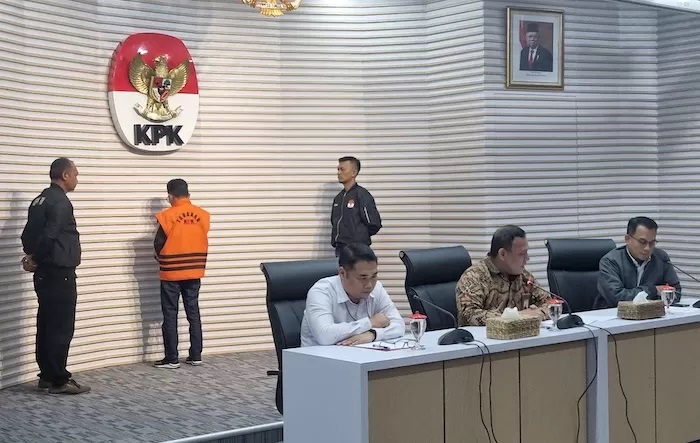 DITAHAN: Mantan Wali Kota Bima Muhammad Lutfi dihadirkan saat Ketua KPK Firli Bahuri menyampaikan progres penanganan kasus dugaan gratifikasi dan korupsi pengadaan barang dan jasa, Kamis (5/1)