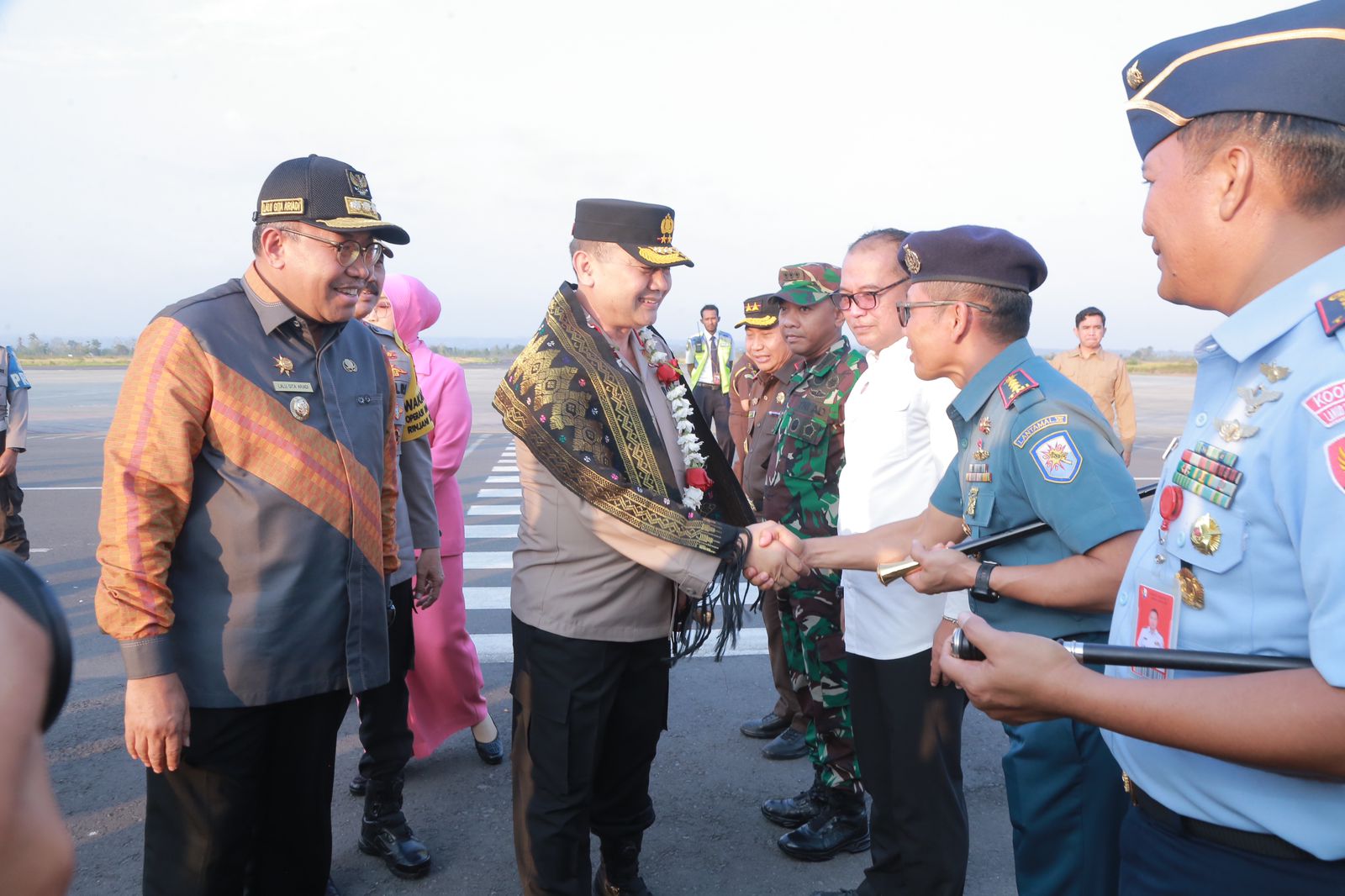 Kapolda NTB Irjen Pol Raden Umar Faroq disambut Pj Gubernur Lalu Gita Ariadi dan jajaran Forkopimda di Bandara Internasional Zainuddin Abdul Madjid, Kamis (19/10).