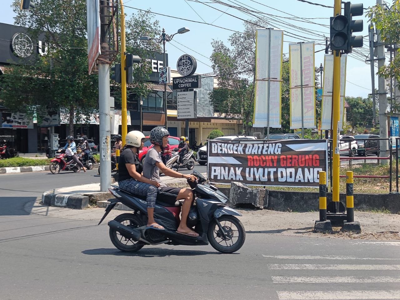 Spanduk terpasang di simpang empat Jalan Bung Karno-Ismail Marzuki yang memuat tulisan menolak kedatangan Rocky Gerung.