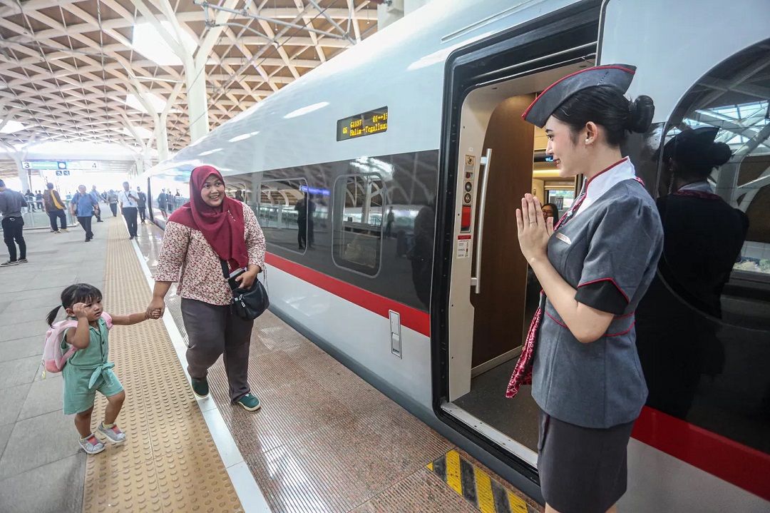 WAJAH INDONESIA: Warga menaiki gerbong saat launching Penjualan Tiket Whoosh di Aplikasi Mobile di Stasiun Kereta Cepat Halim, Jakarta, Selasa (17/10). (MIFTAHUL HAYAT/JAWA POS)
